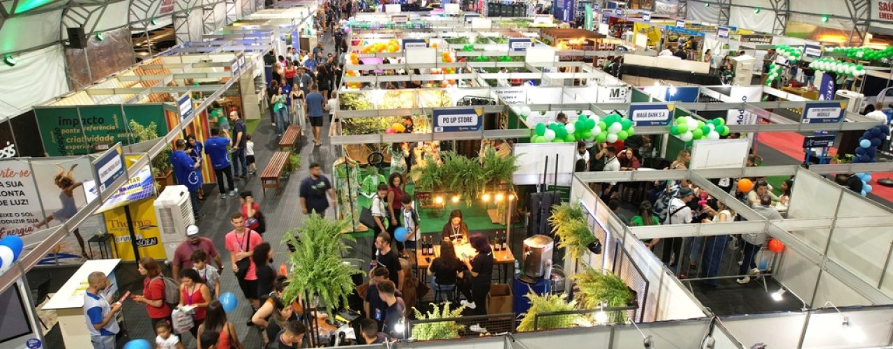 #PraTodosVerem: Foto aérea mostra stands instalados no Empreenda Caraguatatuba, na Praça da Cultura