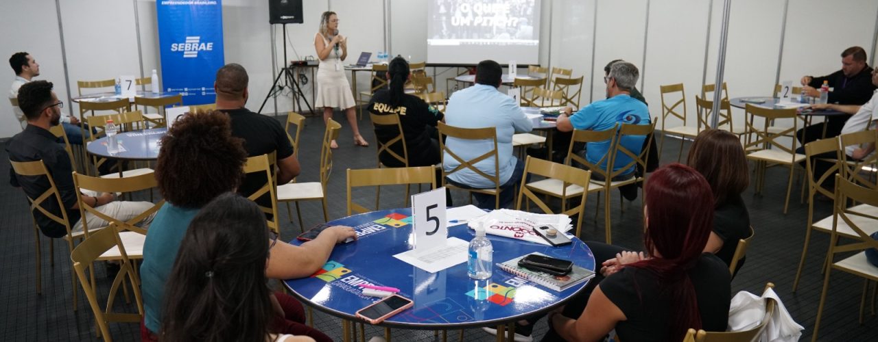 #PraTodosVerem: Empresários sentados em cadeiras participam de rodada de negócios no Empreenda Caraguatatuba 2022