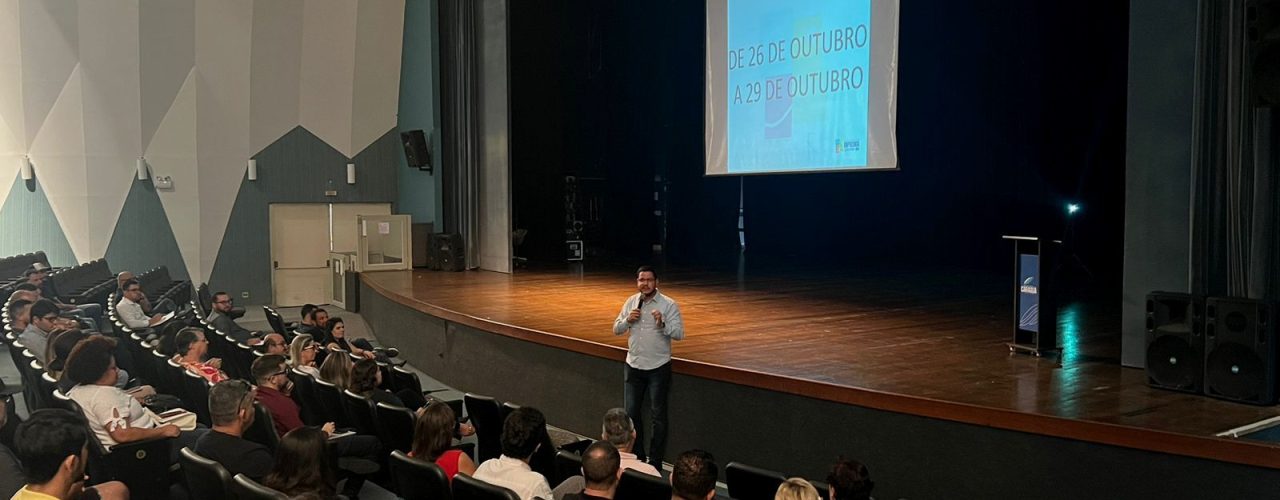 #PraTodosVerem: Prefeito em pé fala aos expositores no Teatro (Foto: Rebecca Bonanate/PMC)