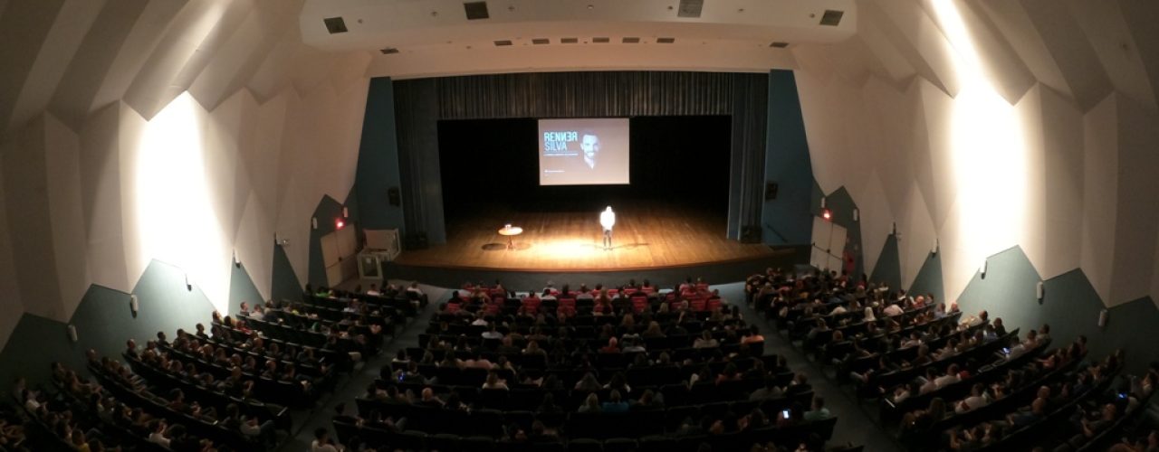 #PraTodosVerem: Foto mostra todo espaço do auditório do teatro, com prefeito em cima do palco e público lotado (Foto: Cláudio Gomes/PMC)