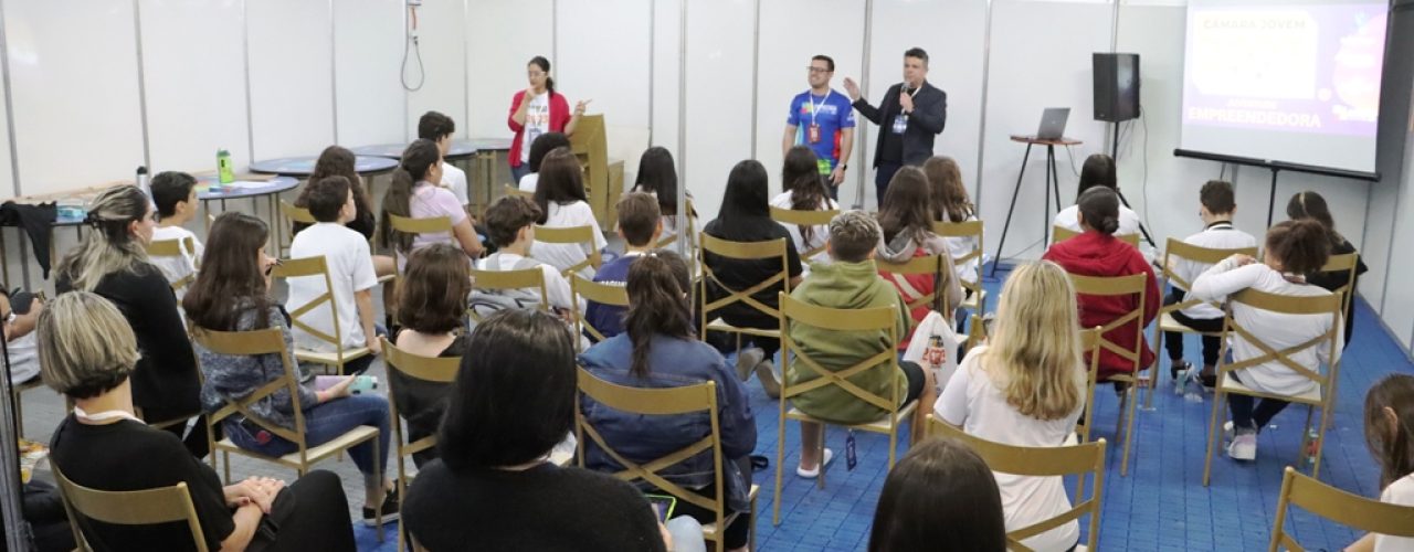 #PraTodosVerem: Pessoas sentadas em sala de palestra (Divulgação/PMC)
