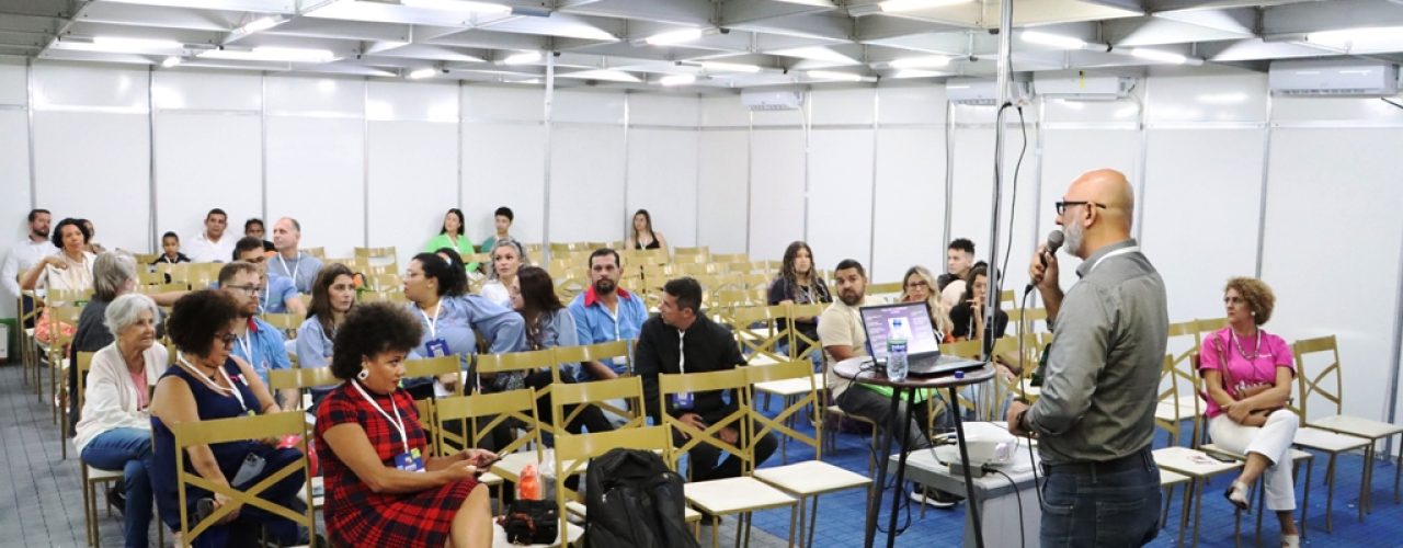Palestras do 5º Empreenda Caraguatatuba abordam soft skills e dicas de atendimento #PraCegoVer: Pessoas sentadas em sala de palestra (Divulgação/PMC)