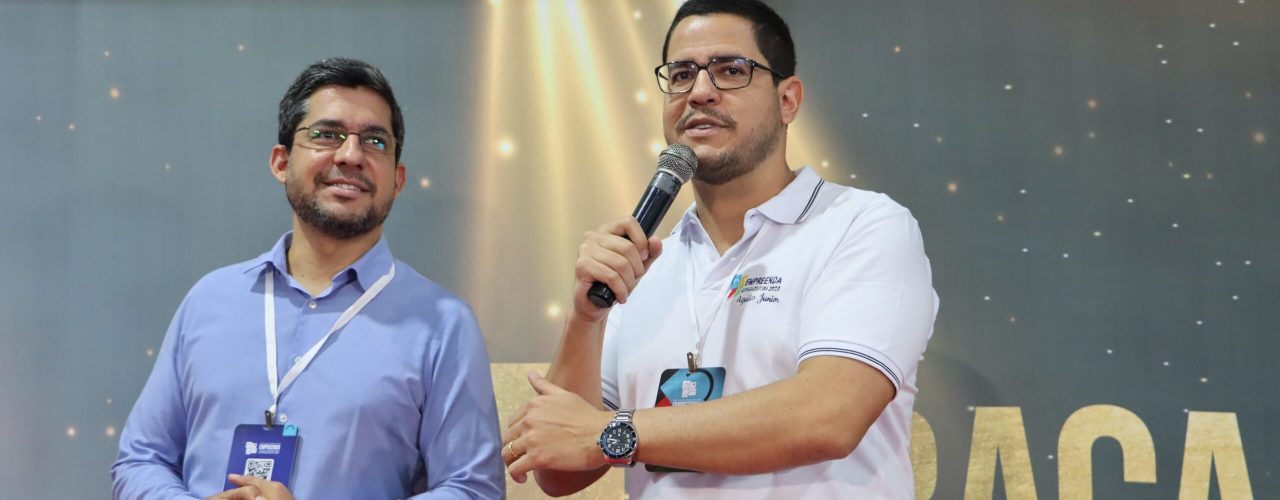 #PraTodosVerem: Prefeito Aguilar Junior realiza abertura do 5º Empreenda Caraguá. Ao seu lado está o presidente da câmara, Tato Aguilar (Foto: Divulgação/PMC)