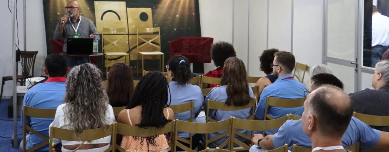 #PraTodosVerem: Pessoas sentadas em sala de palestra (Foto: Divulgação/PMC)