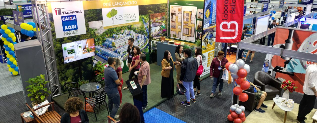 5º Empreenda Caraguatatuba registra 404 negócios e mais de 3,5 mil visitantes em dois dias #PraTodosVerem: Pessoas circulam entre os estandes na tenda do 5º Empreenda Caraguatatuba (Foto: Divulgação/PMC)