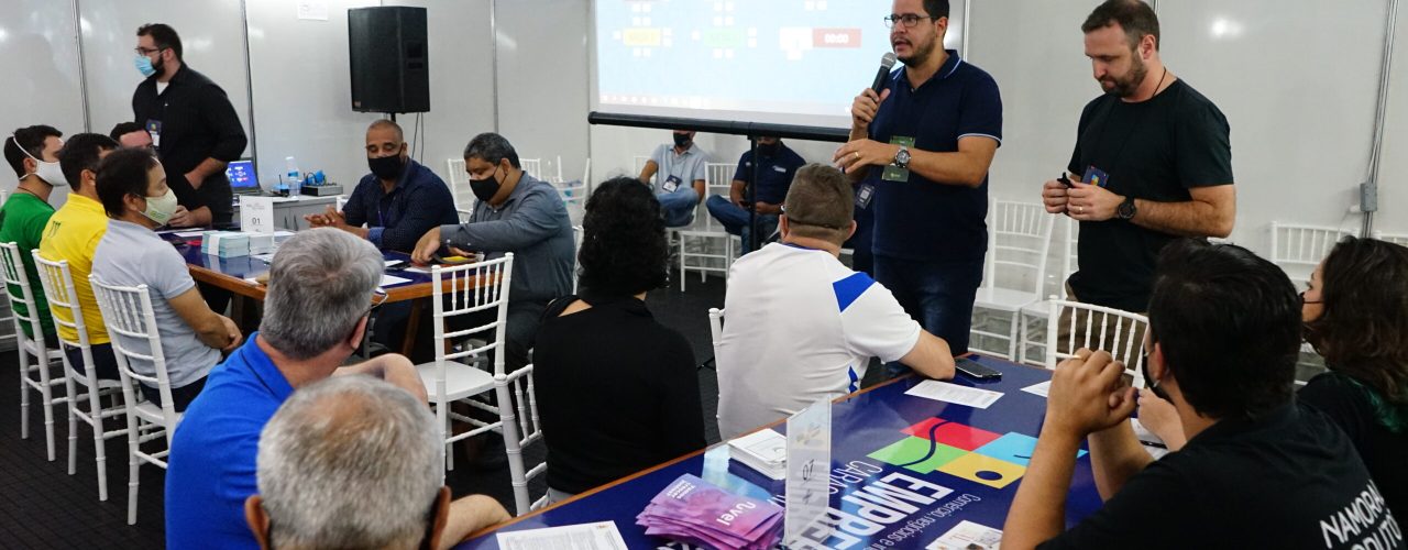 Prefeito fala com participantes da Roda de Negócios dentro do Empreenda Caraguatatuba (Foto: Cláudio Gomes/PMC)