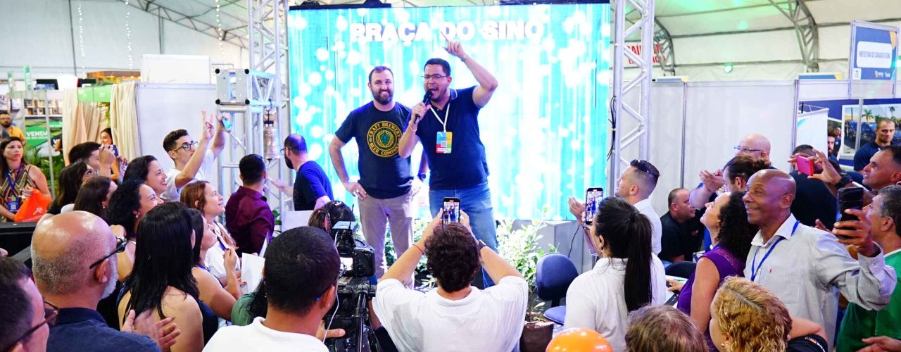 4º Empreenda Caraguatatuba bate recordes e termina com R$ 13 milhões em negócios e mais de 11 mil visitantes #PraTodosVerem - Prefeito de Caraguatatuba, Aguilar Junior, com o gerente regional do Sebrae, Jardel Busarello, na entrega de certificados para  turma Empretec no Empreenda Caraguatatuba (Foto: Cláudio Gomes/PMC)